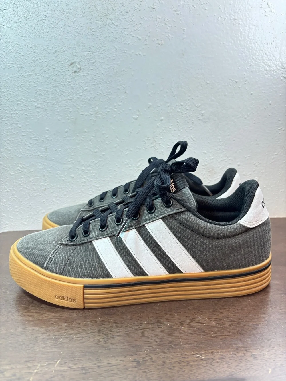 adidas casual contrast